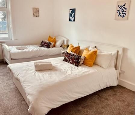 Two Bedroom, Off-Road Parking Ludgershall  Екстериор снимка