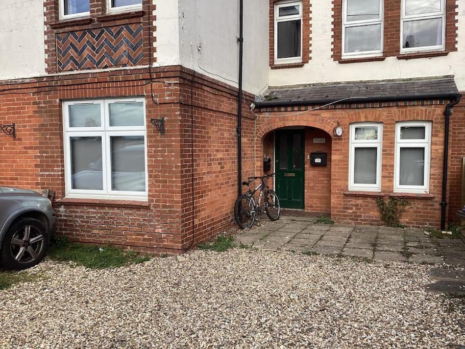 Two Bedroom, Off-Road Parking Ludgershall  Екстериор снимка