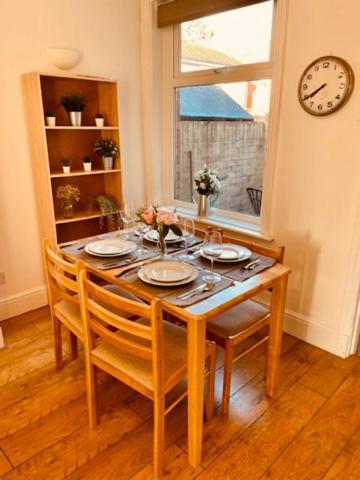 Two Bedroom, Off-Road Parking Ludgershall  Екстериор снимка