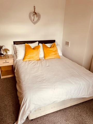 Two Bedroom, Off-Road Parking Ludgershall  Екстериор снимка